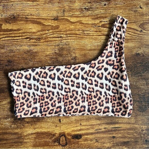 Pretty Little Thing Brown & Tan Leopard Print One Shoulder Crop Top - Picture 2 of 8